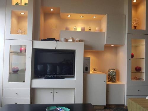 Кухня или мини-кухня в 604@Amanzi 2-bedroom holiday apartment by the sea
