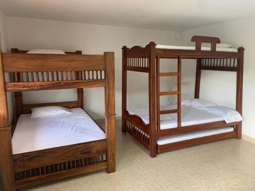 Giường trong phòng chung tại Finca Santa Monica Guatape