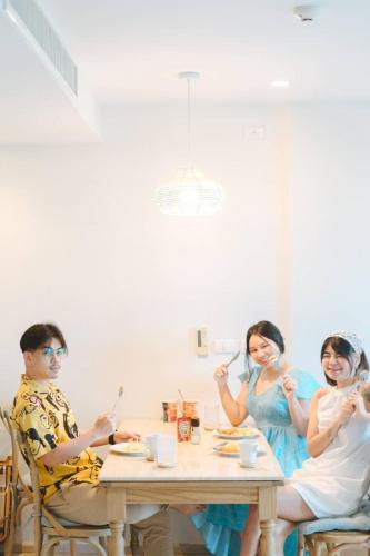a group of people sitting at a table eating food at Chelona Beachfront Huahin in Khao Tao