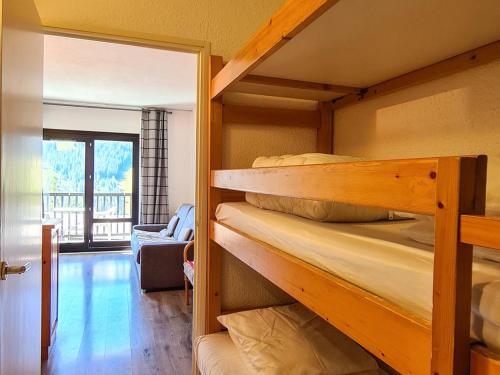 deux lits superposés dans une chambre avec balcon dans l'établissement Studio rénové avec balcon, à 150m des pistes et commerces, casier à ski inclus - FR-1-425-172, à Flaine