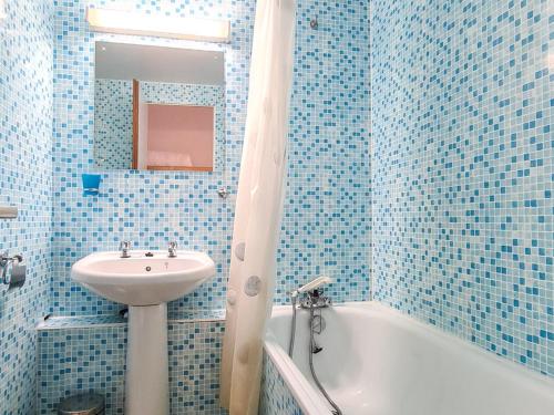 フレーヌにあるStudio Flaine, 1 pièce, 4 personnes - FR-1-425-67の青いタイル張りのバスルーム(シンク、バスタブ付)