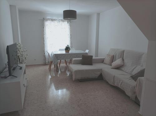 TV a/nebo společenská místnost v ubytování Duplex céntrico con piscina a 100m de la playa.