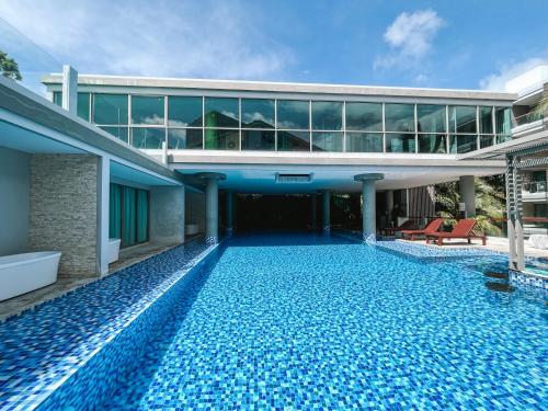 una piscina frente a un edificio en Instagramable pool studio 1 bedroom in Bangtao, en Phuket