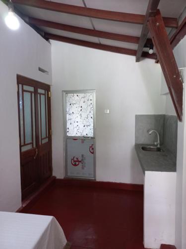 um quarto com um lavatório e uma janela em Indra Sisila Villa Bentota em Bentota