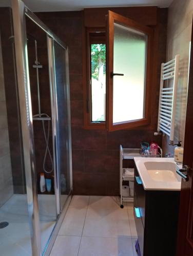a bathroom with a shower and a sink at El rincón de Voto in San Miguel de Aras