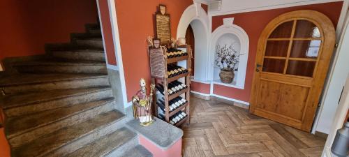einen Flur mit einem Weinkeller mit einer Tür und einer Treppe in der Unterkunft Restaurant & Pension Liebenstein in Libá