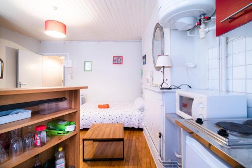 - une petite cuisine avec un lit dans une chambre dans l'établissement Studio 27 - 3eme etage, à Limoges