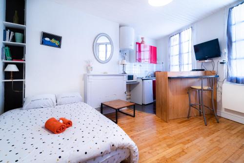 - une chambre avec un lit doté d'un oreiller orange dans l'établissement Studio 27 - 3eme etage, à Limoges