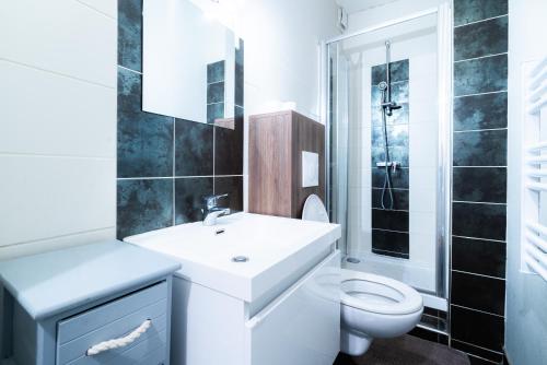 une salle de bain blanche avec un lavabo et des toilettes dans l'établissement Studio 27 - 3eme etage, à Limoges