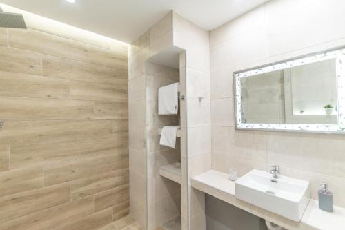 Koupelna v ubytování Camara Suite (Sea & City)