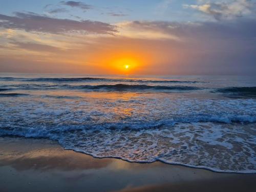 - un coucher de soleil sur la plage avec l'océan dans l'établissement Calle canarias, à Gran Alacant