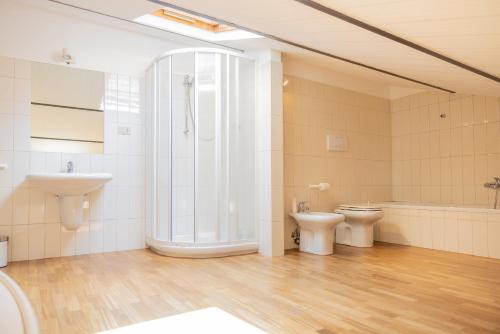 ein Badezimmer mit 2 WCs, einer Dusche und einem Waschbecken in der Unterkunft Sopra al Teatro in Lanciano