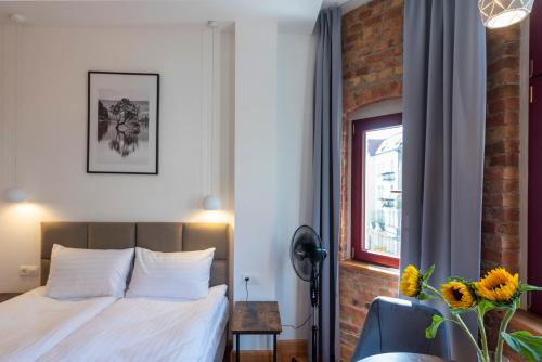 a bedroom with a bed and a window at PROVENIR HOME KWIATOWA 5 in Poznań