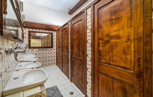 La salle de bains est pourvue d'une rangée de lavabos et de toilettes. dans l'établissement B&B I Colori dell'Arcobaleno, à Belvedere Langhe