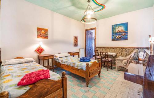 Belvedere LangheにあるB&B I Colori dell'Arcobalenoのベッドルーム1室(ベッド2台、テーブル、椅子付)
