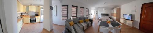 阿里納加的住宿－Apartamento Ocean，厨房以及带沙发和桌子的客厅。