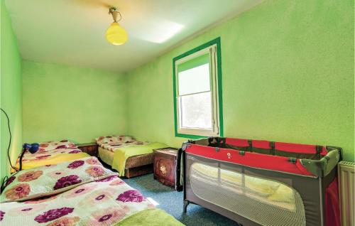 ムシチツェにある1 Bedroom Gorgeous Home In Msciceの緑の部屋(ベッド2台、窓付)