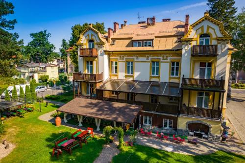 una vista aérea de una casa grande en Hotel Bella en Jelenia Góra