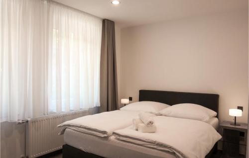 um quarto com uma cama com dois bichos de peluche em Sophie Stecker Haus em Schmallenberg