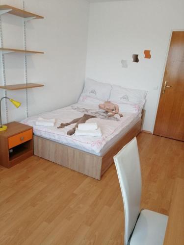 un dormitorio con una cama con un animal de peluche en Arena stožice rooms, en Liubliana