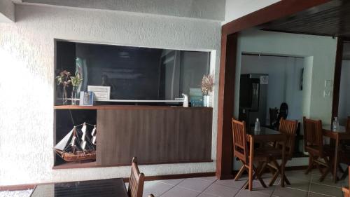 uma sala de estar com uma mesa e uma sala de jantar em Pousada Caravela em Arraial do Cabo