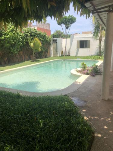 una gran piscina en un patio en le HBR de Saly, en Saly Portudal