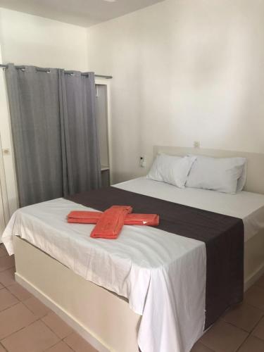 Una cama con dos toallas rojas encima. en le HBR de Saly, en Saly Portudal