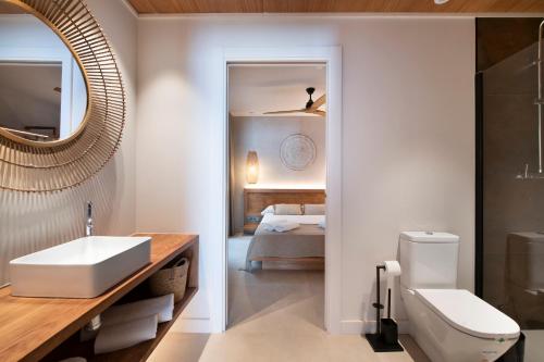 y baño con lavabo y espejo. en Apartamentos Balisse en Castelldefels