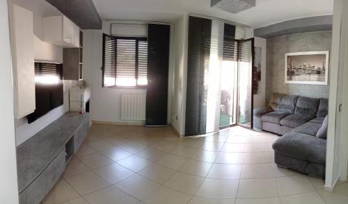 a living room with a couch and a tv at Casa vacanza Sofy in Brindisi