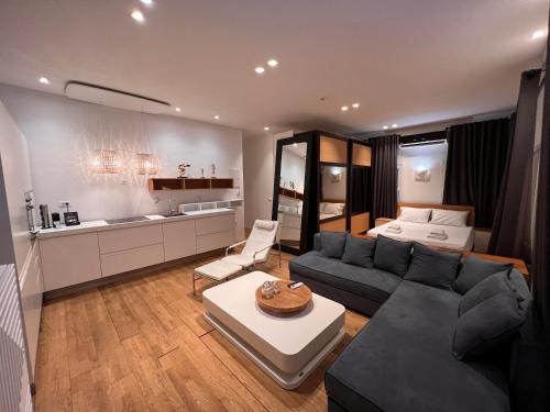 een woonkamer met een bank en een bed bij Majestic Mykonos in Ornos