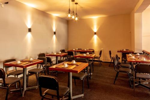 een eetkamer met tafels en stoelen bij Hotel Ankara Boutique in Cuzco