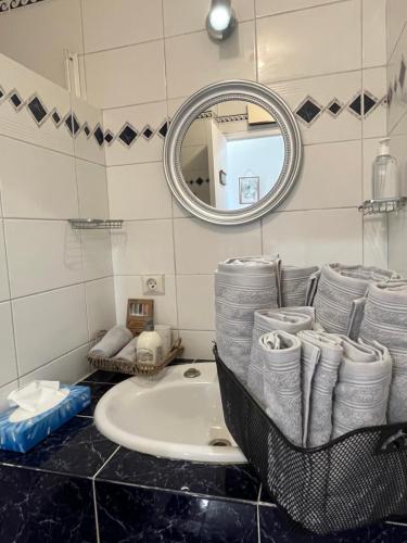 uma casa de banho com lavatório, espelho e toalhas em MARAIS BRAQUE APPARTEMENT em Paris