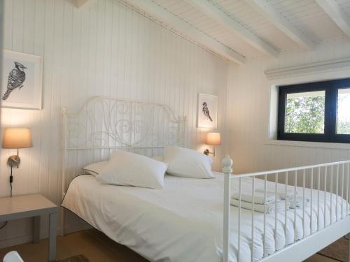 Quinta dos Morangueiros في بلدية آرمامار: سرير أبيض مع أغطية ومخدات بيضاء في غرفة النوم