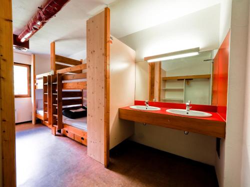 a bathroom with two sinks and a bunk bed at Auberge de Jeunesse HI Chamonix in Chamonix