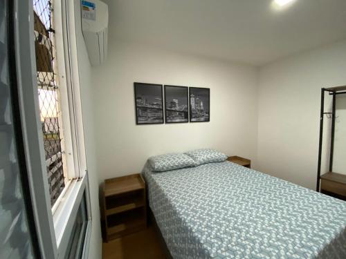 Habitación pequeña con cama y ventana en Apartamento com Sacada na Gleba, Novo e equipado en Londrina