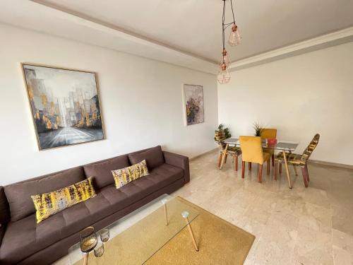 5 Star Apartment Near Airport في نواصير: غرفة معيشة مع أريكة وطاولة