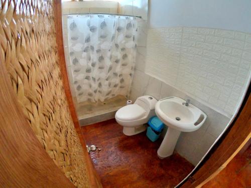 a small bathroom with a toilet and a sink at Casa Mauka Bungalow in Los Órganos