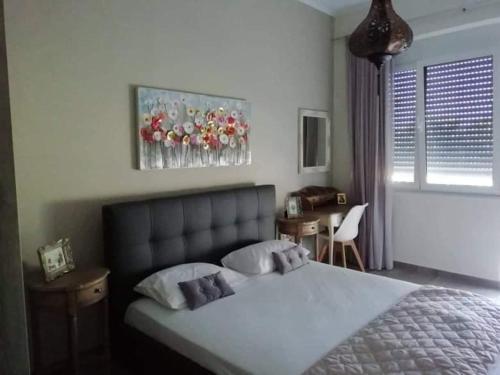 een slaapkamer met een bed, een tafel en een raam bij HOTEL LOFOS APARTMENT in Plakias