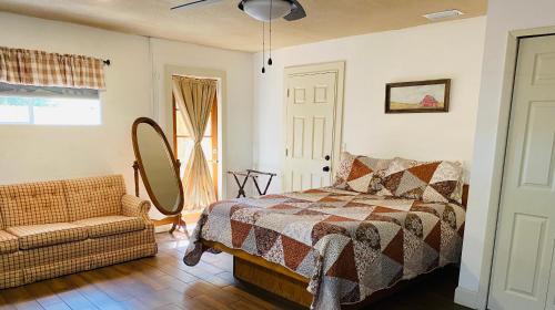 Ένα ή περισσότερα κρεβάτια σε δωμάτιο στο Chic Cozy Country Cot