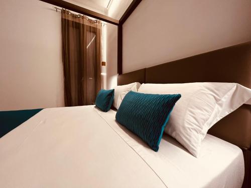 A bed or beds in a room at Suite SWEET DREAMS Dan champs