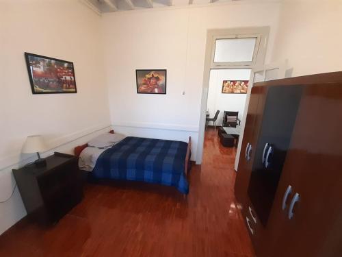 1 dormitorio con 1 cama y suelo de madera en HEART OF PLAZA SAN MARTIN - 2 Boutique Apartments, en Lima