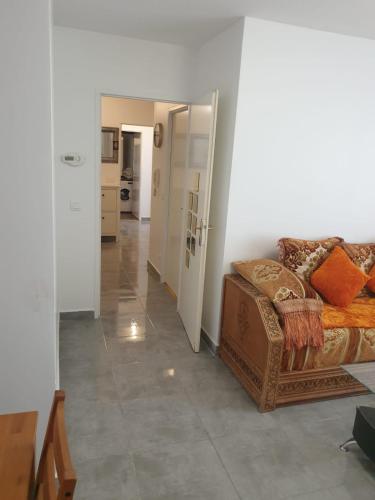 - un salon avec un canapé et un couloir dans l'établissement 8 Rue Brise Echalas, à Saint-Denis