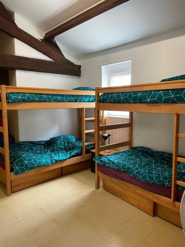 Двухъярусная кровать или двухъярусные кровати в номере Ferme Gite Equestre En Charente