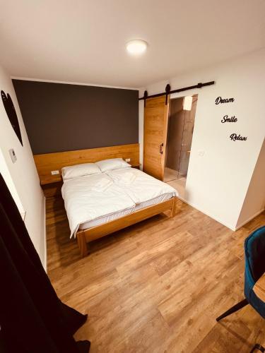 Letto o letti in una camera di PJagodic Hotel Cerklje - 5min to Airport