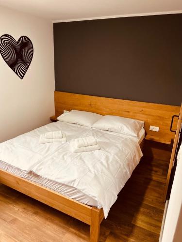 Letto o letti in una camera di PJagodic Hotel Cerklje - 5min to Airport