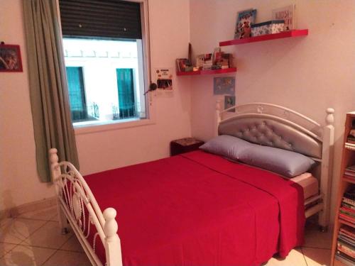 um quarto com uma cama com um cobertor vermelho em Aliens Home em Tétouan