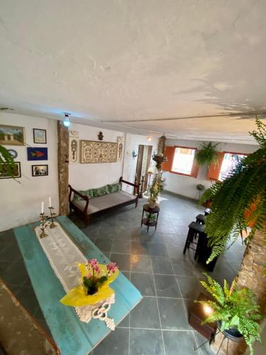 ein Wohnzimmer mit einem Sofa und einem Tisch in der Unterkunft Hostel Dona Generoza in Paraty