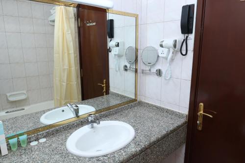 Koupelna v ubytování Grand Marino Hotel