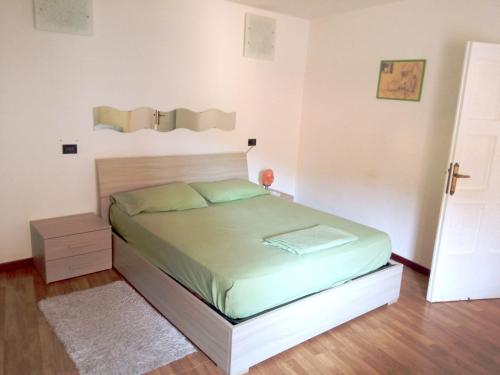 een slaapkamer met een bed in een kamer met een deur bij Home, fully equipped, 17 mins car from BgY airport in Pradalunga