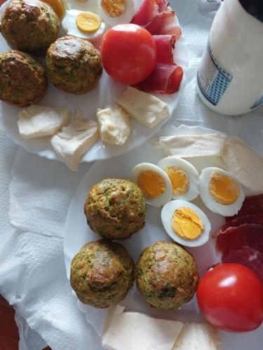 un piatto con uova e pomodori su un tavolo di Vule bungalovi a Žabljak